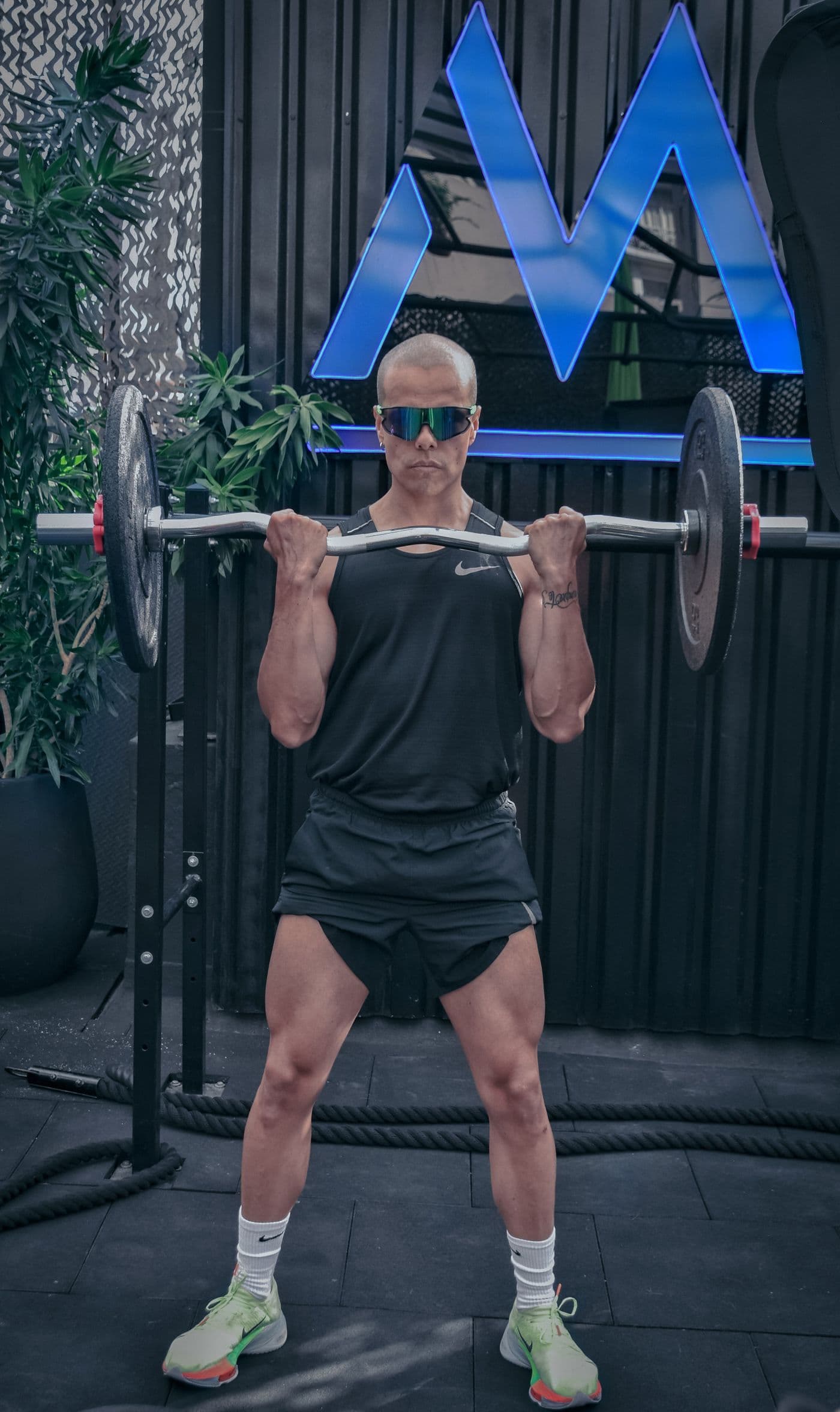 Person som utför ett tungt skivstångslyft i gym